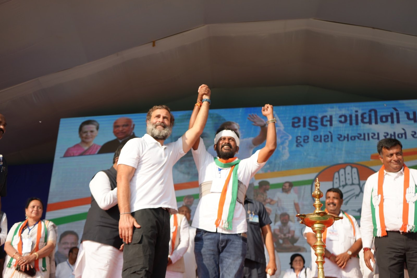 Leaders on a campaign stage